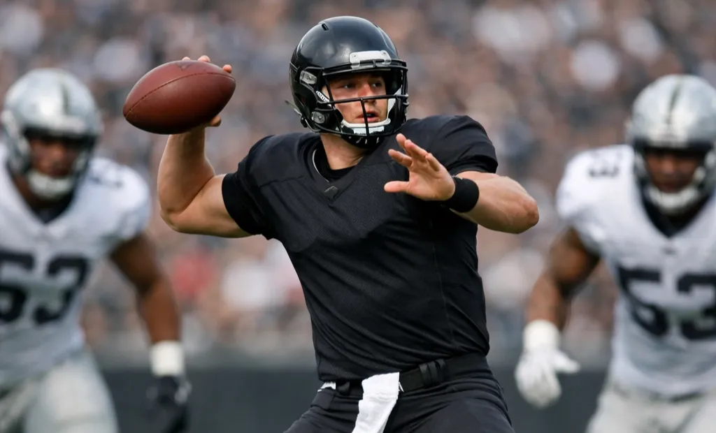 Quarterback lanzando un pase durante un partido de fútbol americano en la NFL
